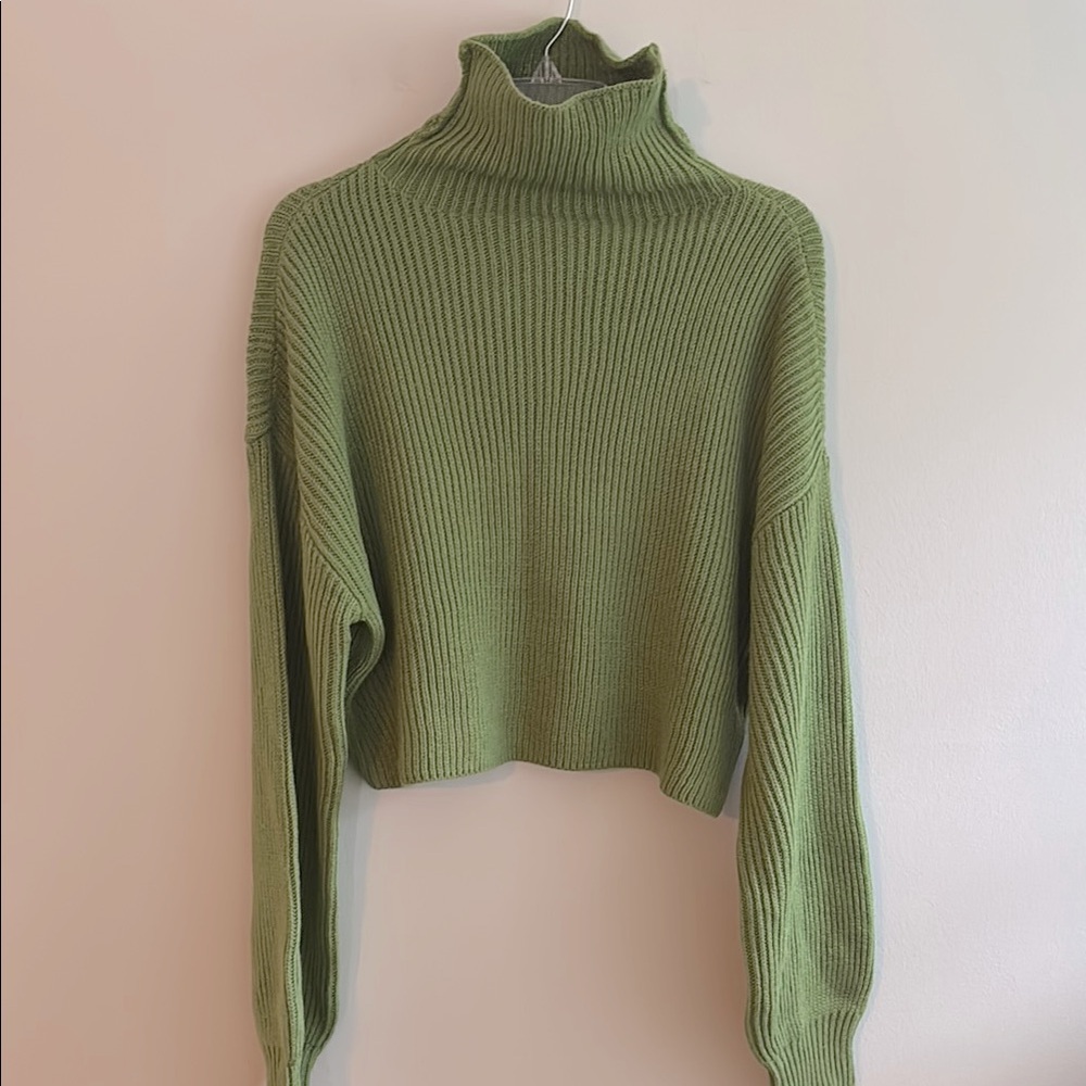 Superdown ribbed cableknit kelly green turtleneck sweater with oversized sleeves
